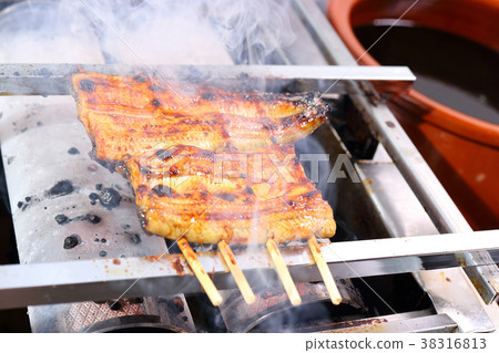 Grilled salmon 38316813