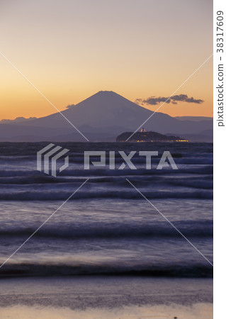 Waves of Sunset Beach and Sunset Fuji 38317609