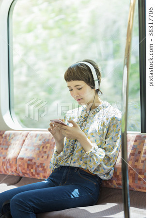 聽音樂的婦女乘火車 38317706