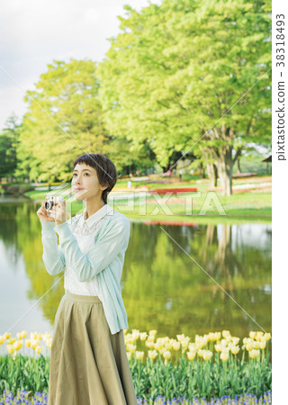 拍在花田的少婦一張照片 拍在花田的少婦一張照片 38318493