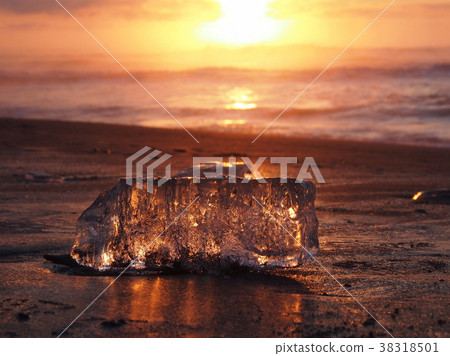 Jewelry ice lit in the morning sun 38318501