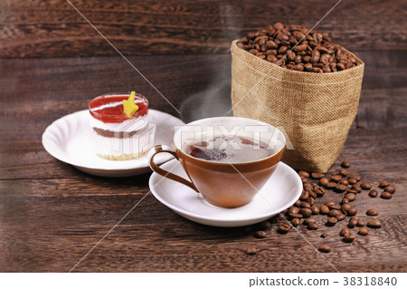 Cup of black coffee and coffee beans with jelly Cup of black coffee and coffee beans with jelly 38318840