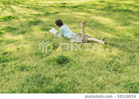 讀在公園草坪的婦女 讀在公園草坪的婦女 38319059
