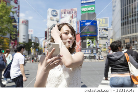 站立在東京澀谷爭奪交叉點的婦女 38319142