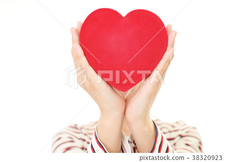 有心臟標記的一名婦女 有心臟標記的一名婦女 38320923