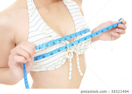 A woman measuring the chest 38321494