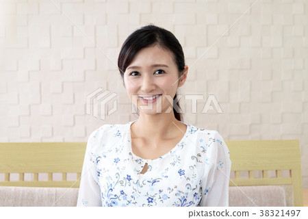 一個女人帶著微笑 一個女人帶著微笑 38321497