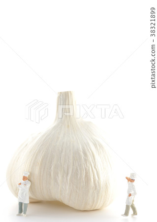 Cook and garlic 38321899