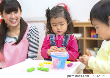 Kids playing with clay 38321960