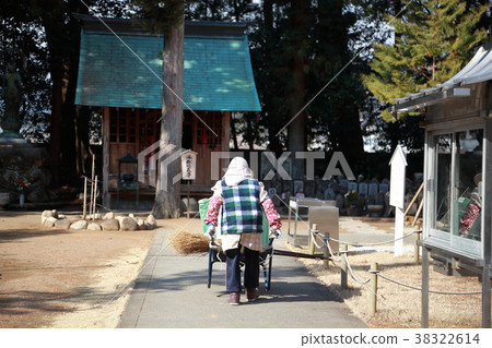 Senior citizens Senior citizens 38322614