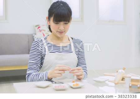 Women who make accessories 38323338