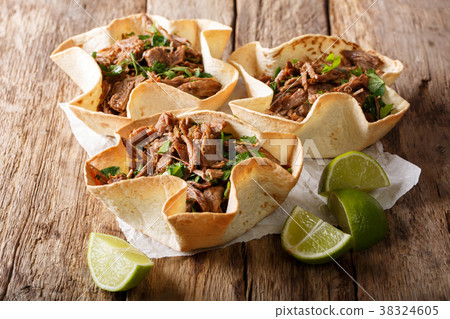 Spicy Mexican tortilla with pulled beef close-up 38324605