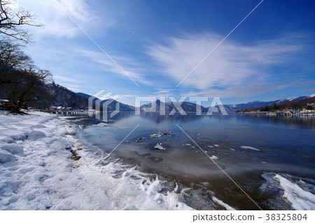 冬季中禪寺湖從東部的湖邊雪和湖邊的冰凍海岸超廣角c-2東邊的海岸 冬季中禪寺湖從東部的湖邊雪和湖邊的冰凍海岸超廣角c-2東邊的海岸 38325804
