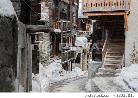 Wooden house in Zermatt, Switzerland (Zermatt) Wooden house in Zermatt, Switzerland (Zermatt) 38325815