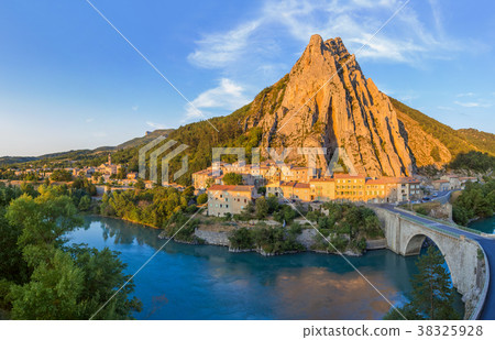Town Sisteron in Provence France Town Sisteron in Provence France 38325928