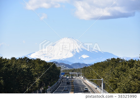 Winter Fuji seen from Chigasaki 38325990
