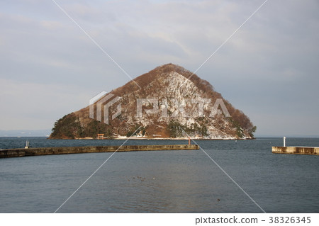 "Yunoshima" is said to be a symbol of Asamushi Onsen, as seen from the Aomori Port Asamushi area (Asamushi Tourist Port). 38326345