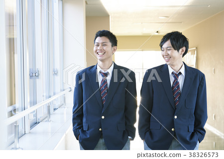 走在走廊的男小學生 38326573