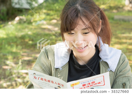 讀中國小冊子的女性(日本經濟大學) 讀中國小冊子的女性(日本經濟大學) 38327660