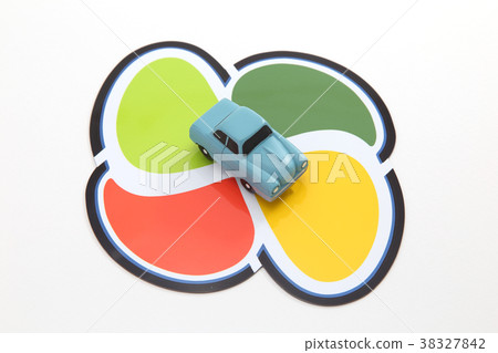 老人標記和汽車 38327842