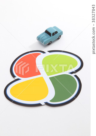 老人標記和汽車 38327843