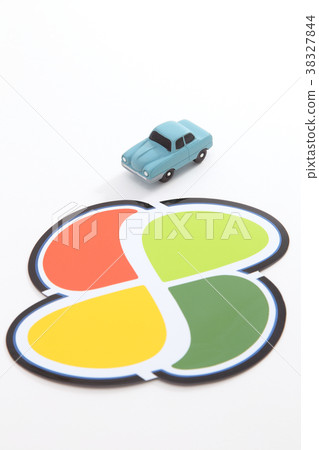 老人標記和汽車 38327844