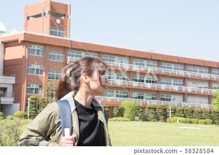 走在校園裡的婦女（Nihon Keizai大學 38328584