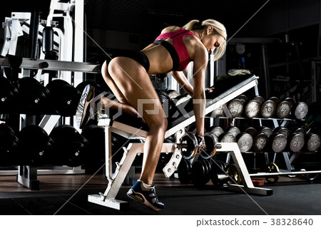 fitness girl in gym 38328640