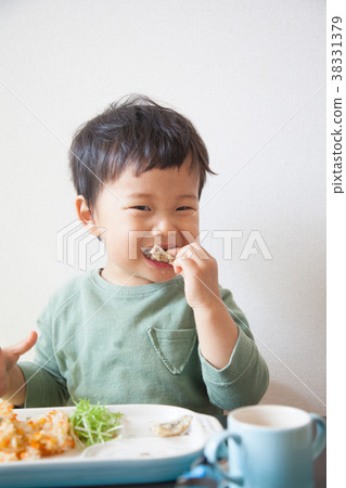 孩子吃米飯 38331379