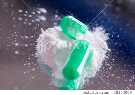capsules tablets powder closeup capsules tablets powder closeup 38333069