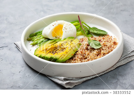 diet breakfast with quinoa and vegetables 38333552