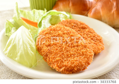 Bread and croquette Bread and croquette 38333768
