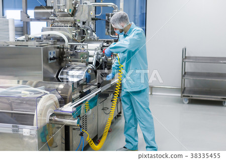 scientist configure machine with shafts 38335455