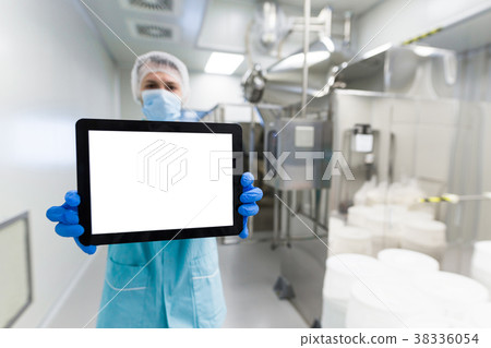 medical worker is showing the empty tablet, blured 38336054