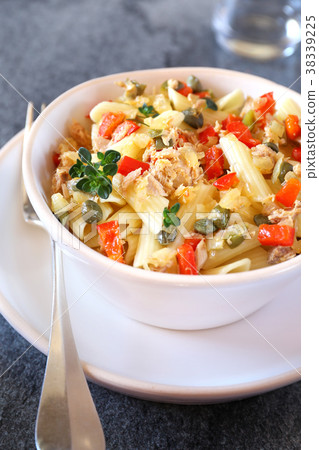 Pasta penne with tuna, bell pepper and cappers Pasta penne with tuna, bell pepper and cappers 38339225