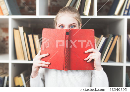 Teenage girl in a library 38340895