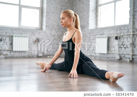 Young slim woman is doing some twine to stretch Young slim woman is doing some twine to stretch 38341470