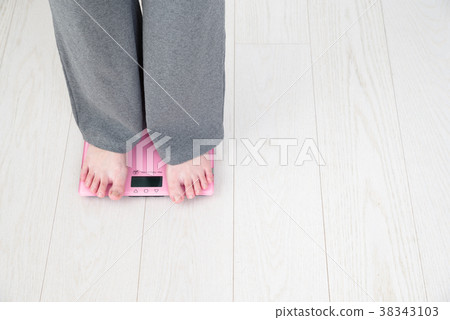 一個女人測量體重 一個女人測量體重 38343103
