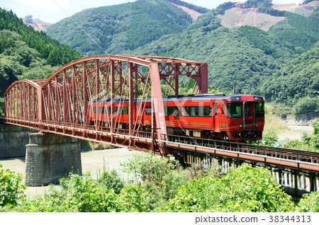 快遞熊川穿越熊馬河第二橋（九州道口特快油漆車） 38344313