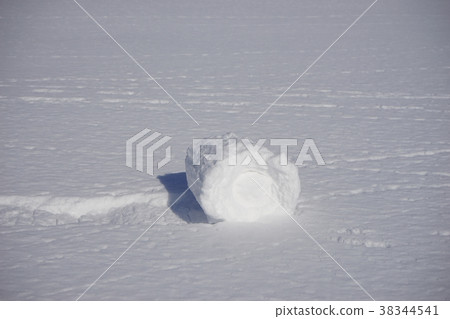 Snow turning Snow turning 38344541