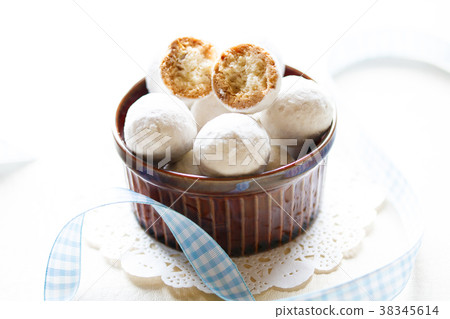 Almond ball cookies 38345614