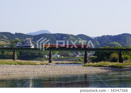 在Oiso城堡的背景中穿過鐵橋的觀光列車“Iyo Sakai Monogatari” 38347366