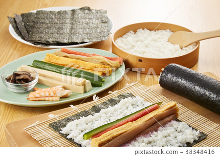Sushi roll cooking scene 38348416