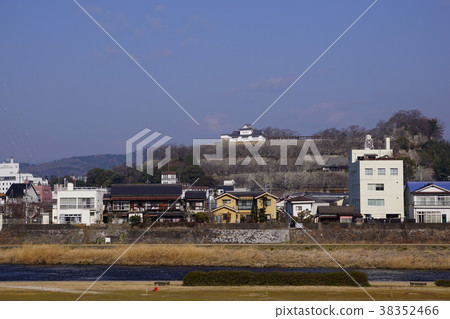 The famous spot "Tsuruyama Park (Tsuyama Castle Fort)" of Sakura in Tsuyama City, Okayama Prefecture: A panoramic view The famous spot "Tsuruyama Park (Tsuyama Castle Fort)" of Sakura in Tsuyama City, Okayama Prefecture: A panoramic view 38352466