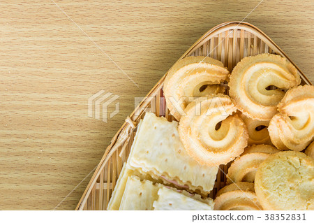 Butter cookies in bamboo bowl 38352831