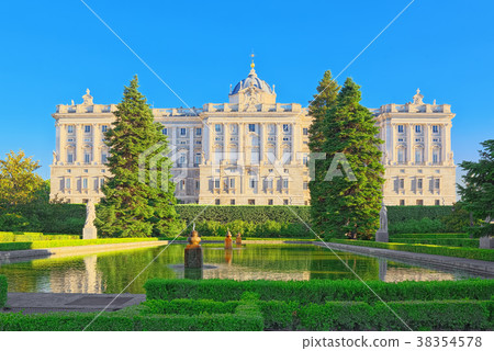 Sabatini Gardens (Jardines de Sabatini) 38354578