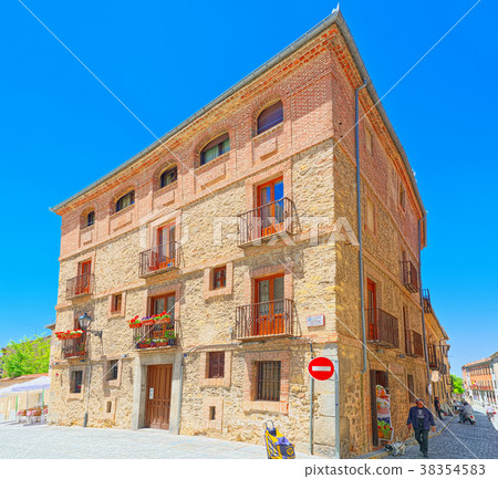 Narrow medieval streets of the city of Segovia 38354583