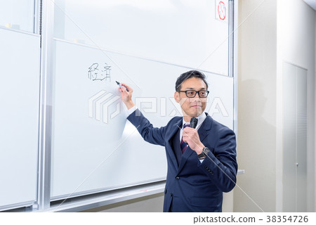 大學教授在白板上做演講 38354726