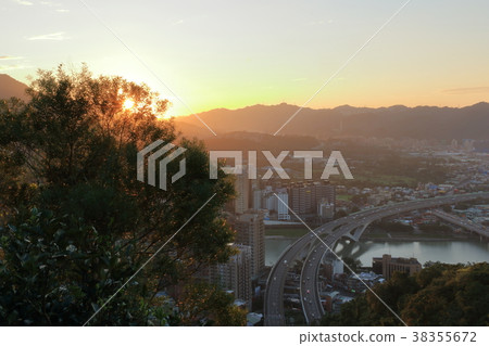 新店獅頭山黃昏的景色 38355672