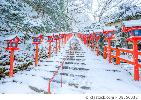 京都Kifune寺廟在冬天 京都Kifune寺廟在冬天 38356338